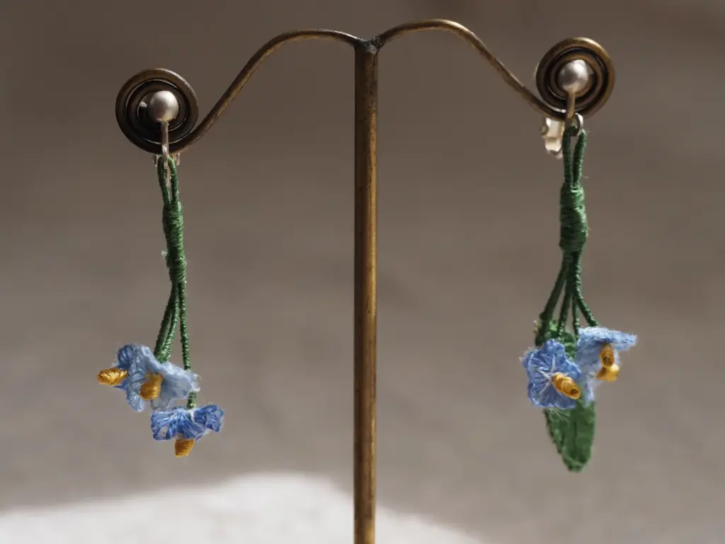 揺れる勿忘草耳飾り。