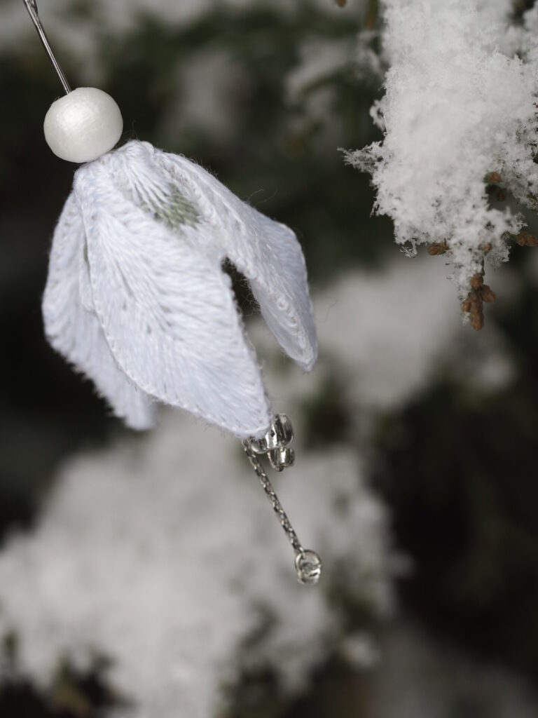 雪に咲くスノードロップの耳飾り。