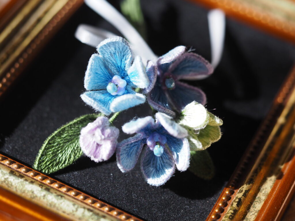 ブルースターのブーケブローチ。