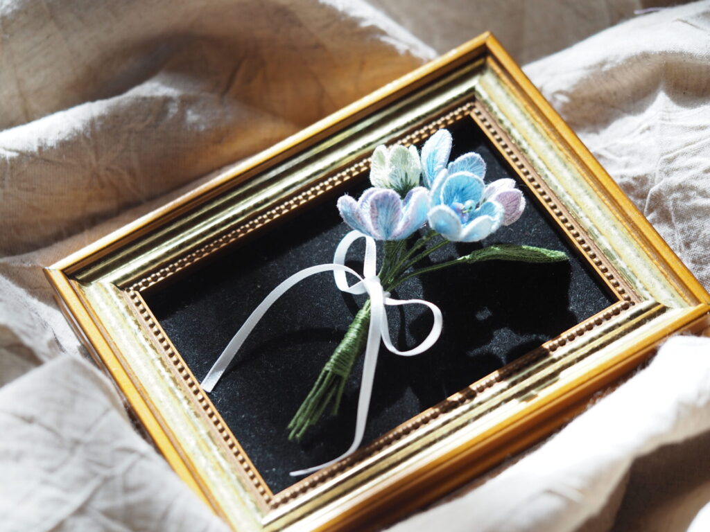 ブルースターブーケブローチ×額。