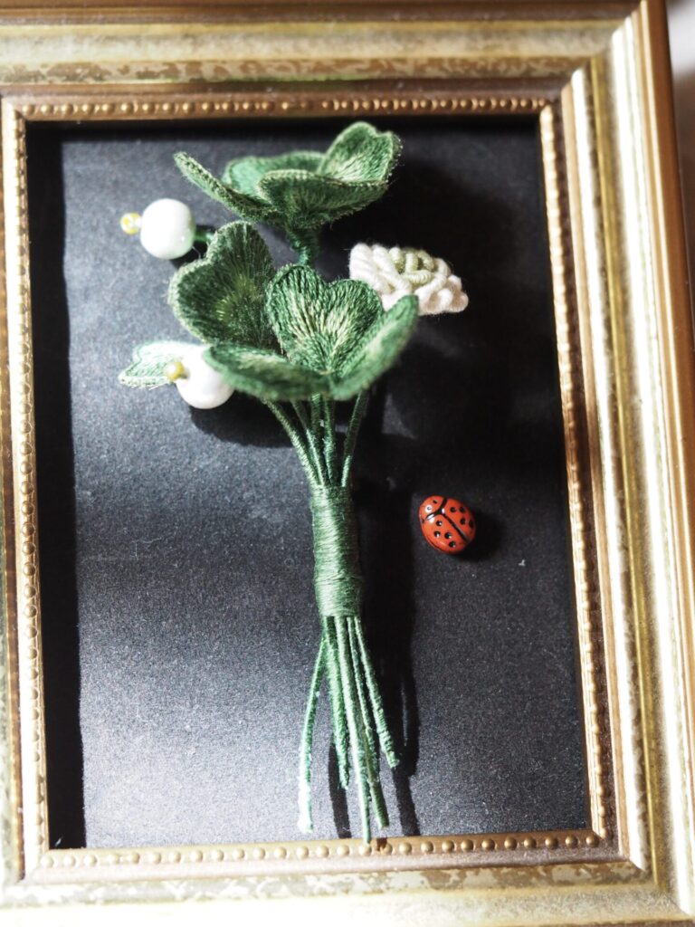 クローバーのブーケ×てんとう虫の額作品。