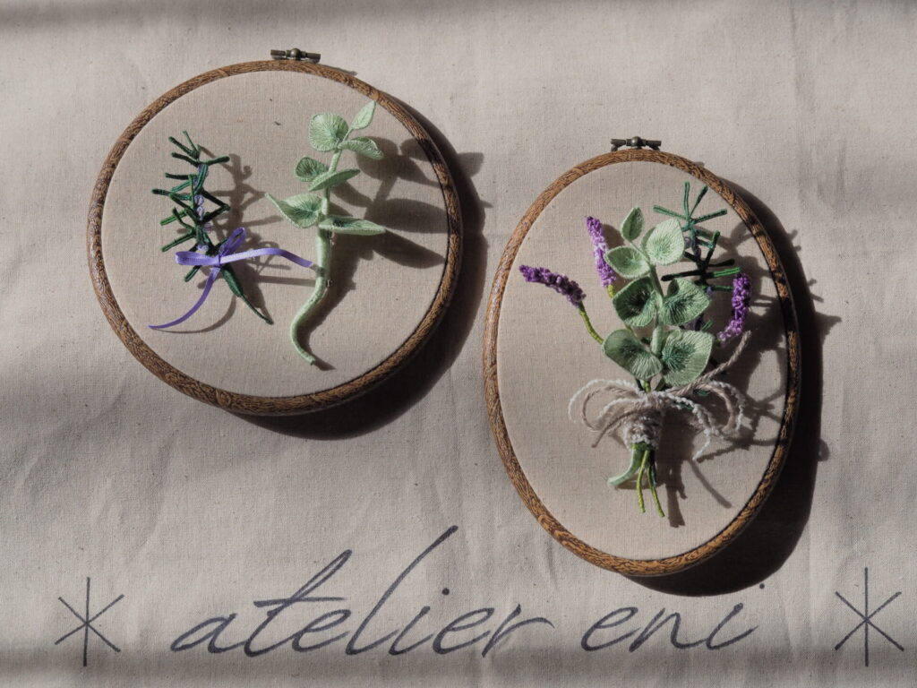 刺繍枠の額×∗atelier eni∗布の上のherbたち。