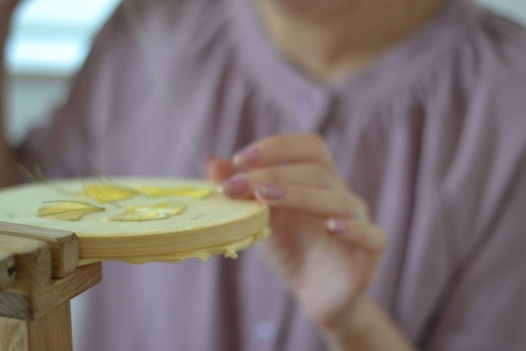 ∗atelier eni∗立体刺繍を縫う手元