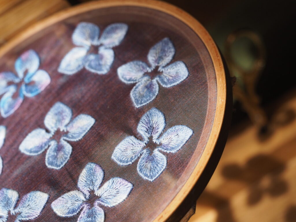 紫陽花の刺繍中×影。