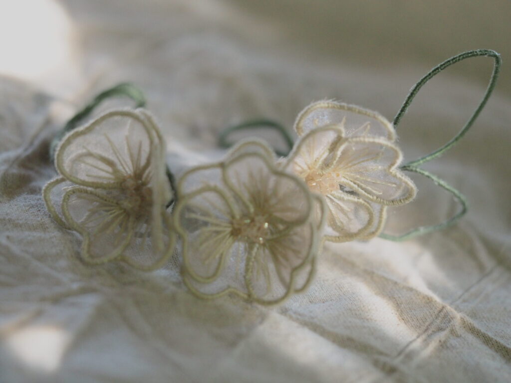 光にそっと咲くeni no hanaのバングル。