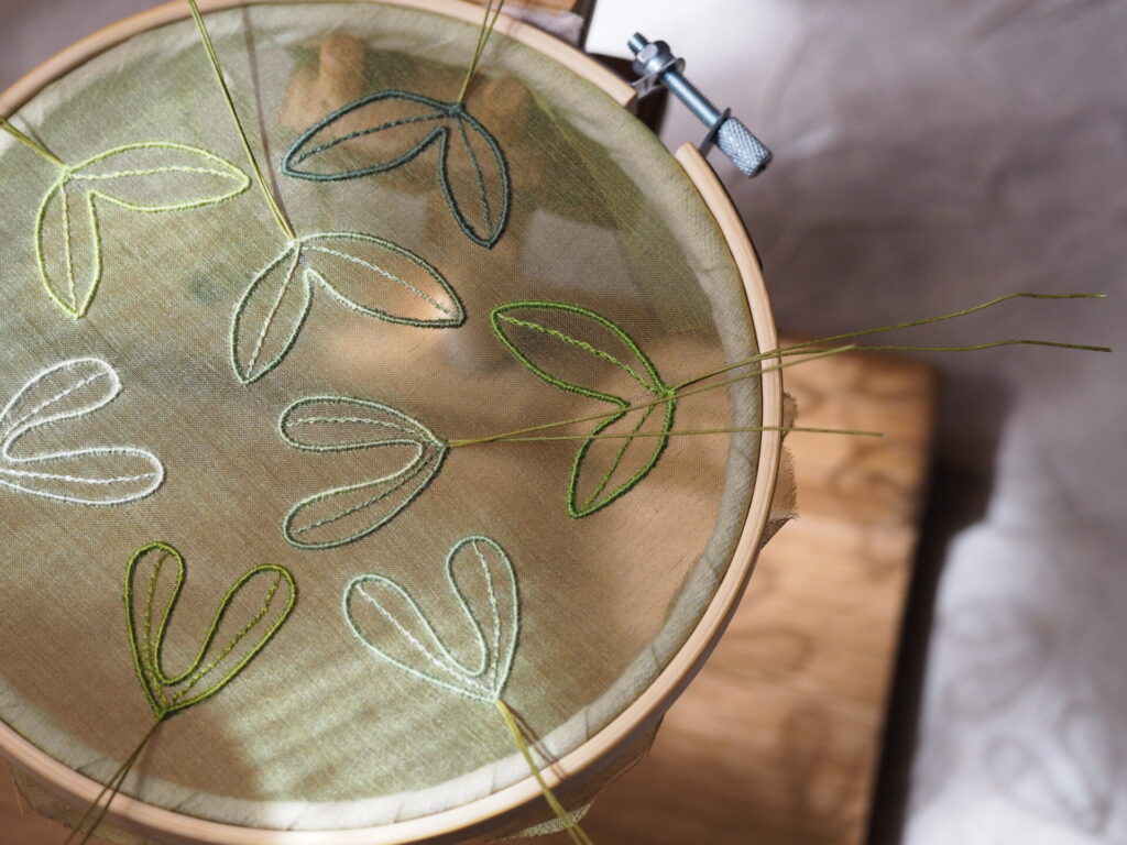 リーフ刺繍中。