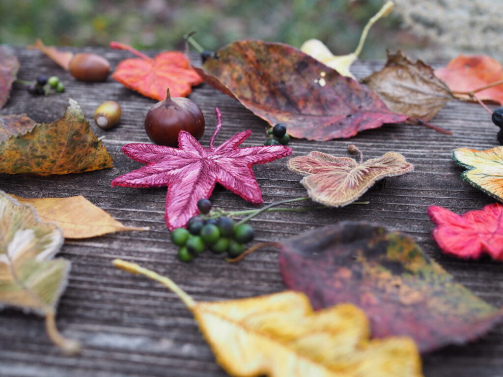 本物の自然に馴染む、立体刺繍のリアルさ。