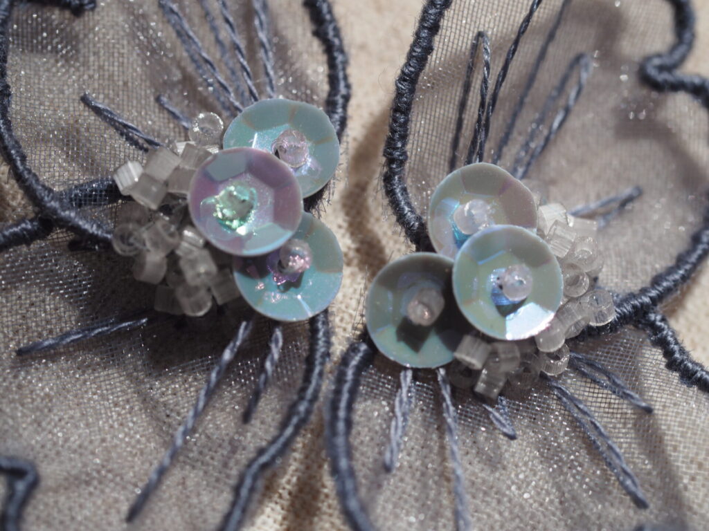 hana no hanaネズ色のスパンコール×ビーズ。