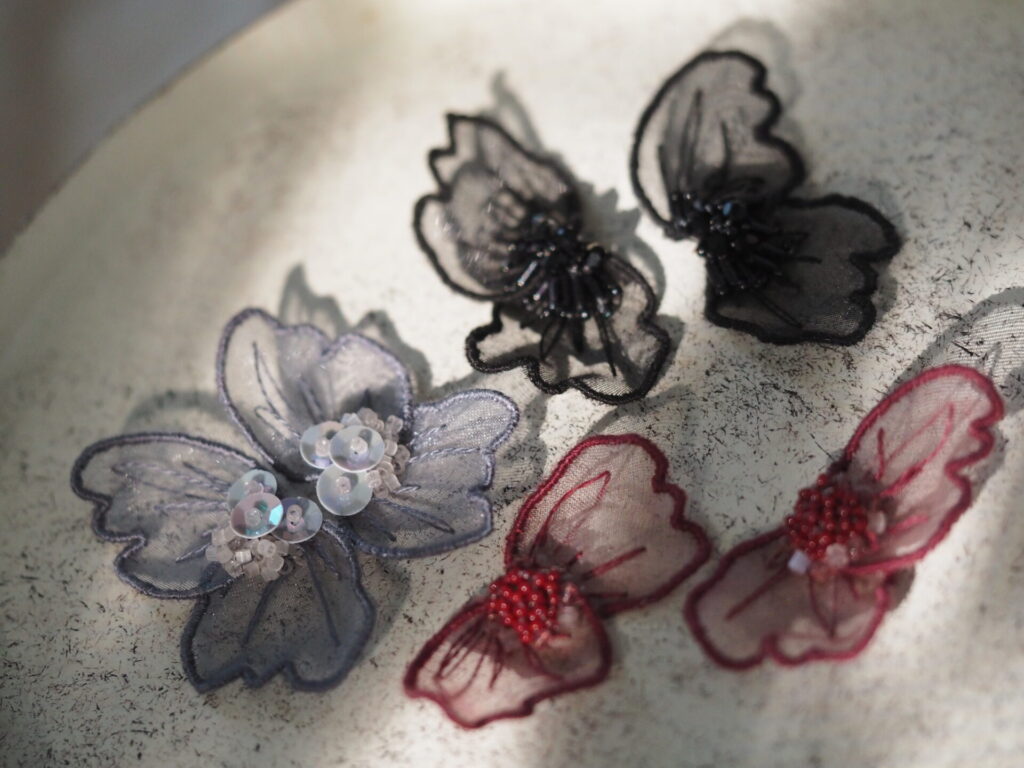 光を受ける3色のhane no hana。