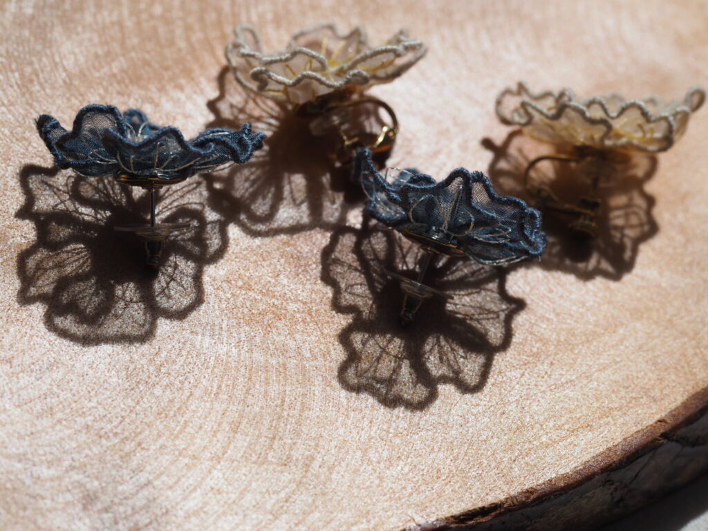 eni no hanaの裏側。光に当たって綺麗な影を生み出す。