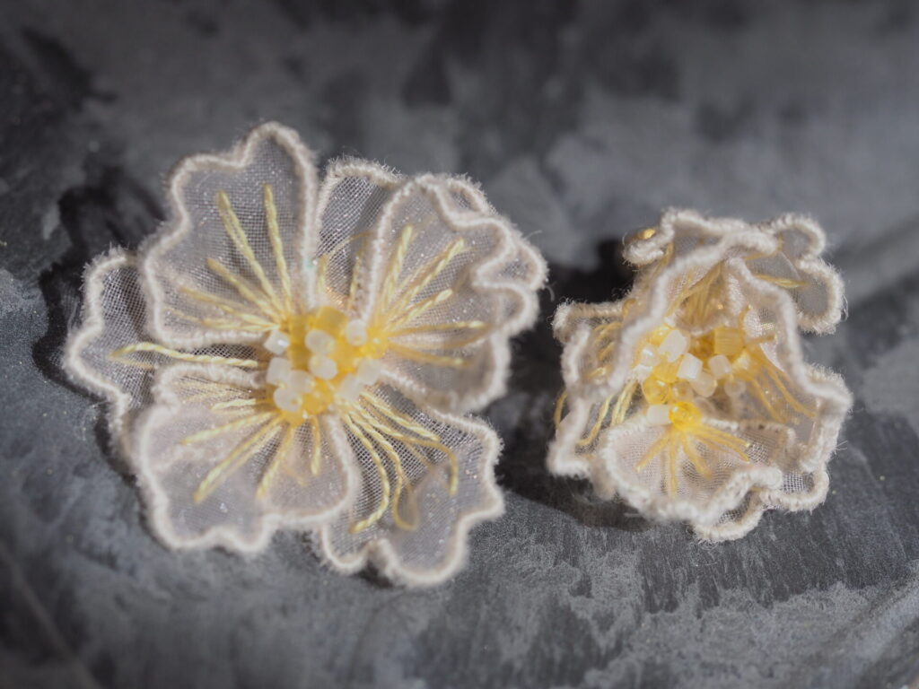 eni no hana左満開の花と右5分咲きの様子。自由自在に形を変えて楽しめる。