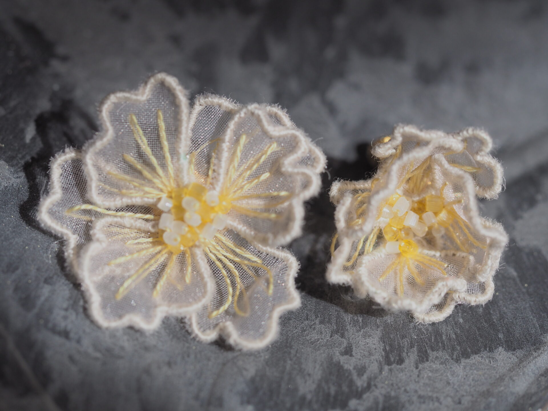 eni no hana左満開の花と右5分咲きの様子。自由自在に形を変えて楽しめる。