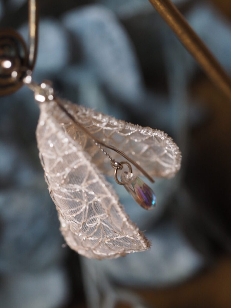 揺れる大きめクリスタルビーズを閉じ込めた、shizuku no hana。