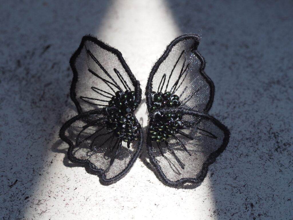 hane no hana-kuro-。額の上で陽の光のスポットを浴びて。