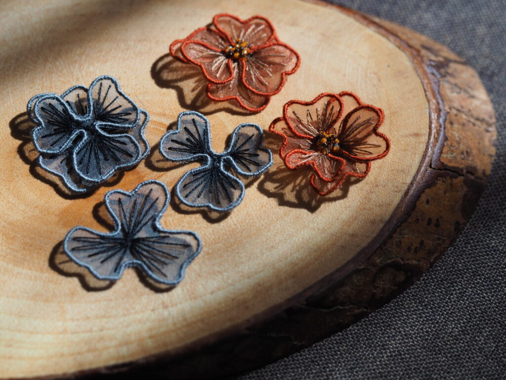 カットワーク後のeni no hana。平面から立体へ。