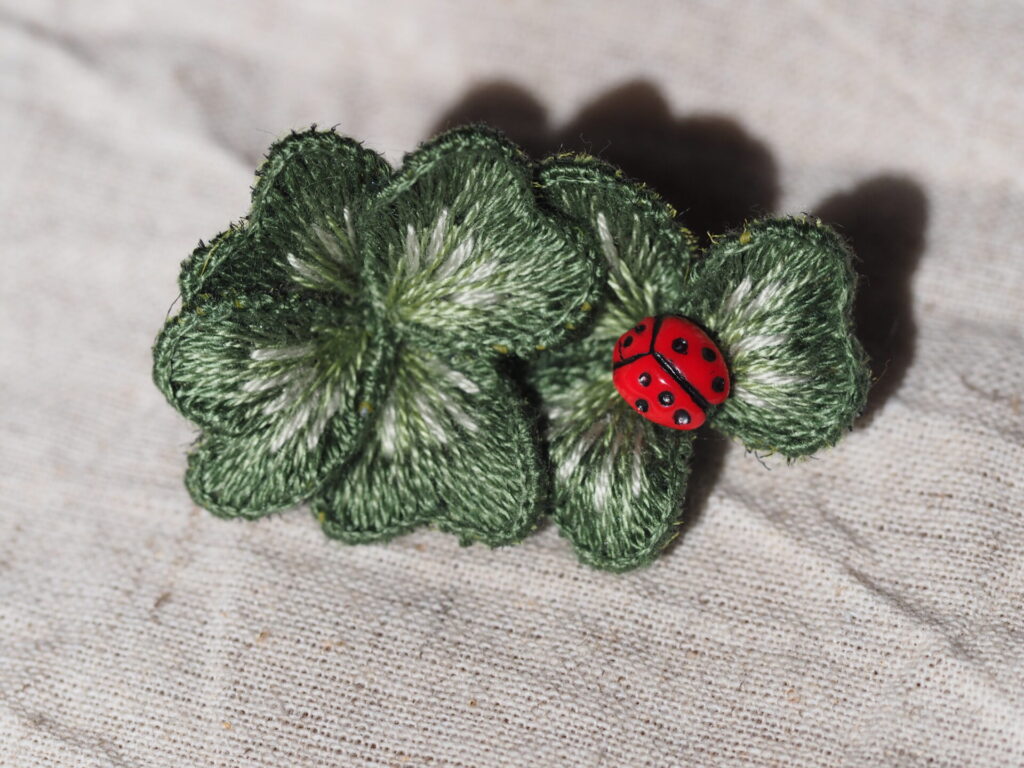 クローバーとてんとう虫のブローチ。