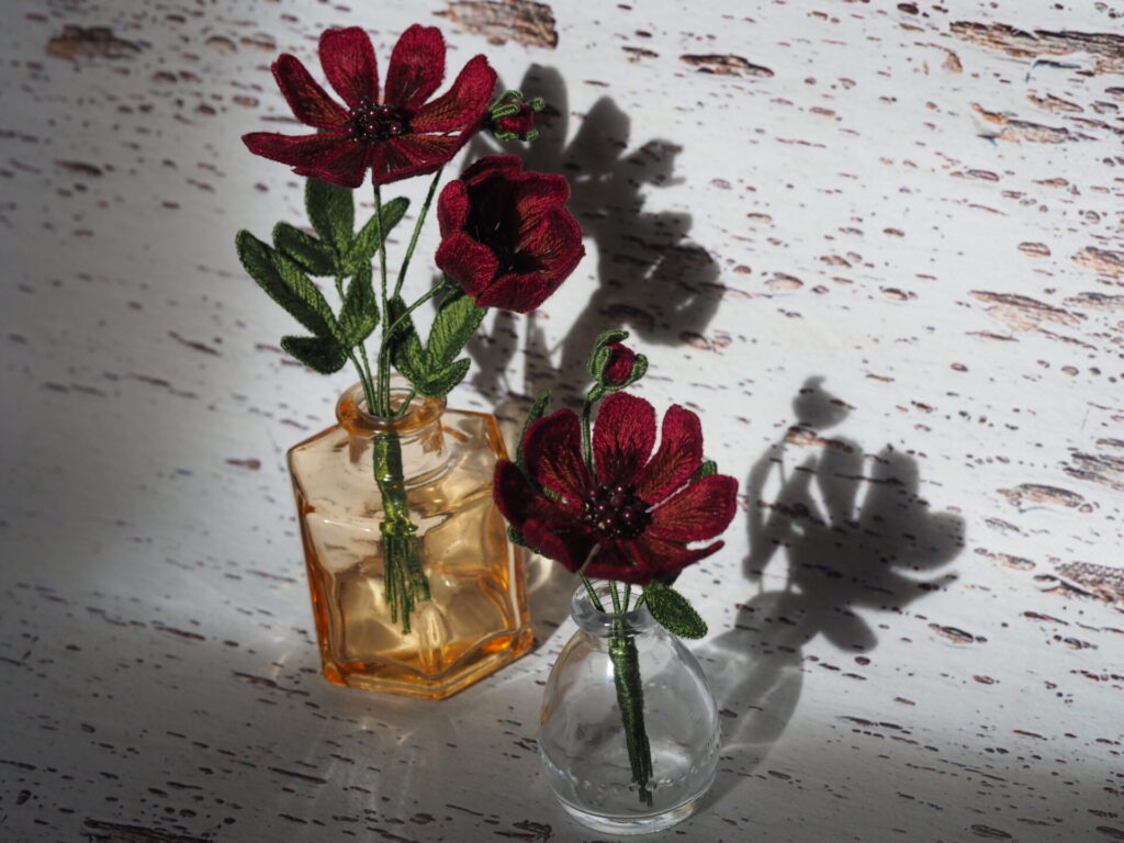 チョコレートコスモスのブーケブローチを、一輪挿しに…