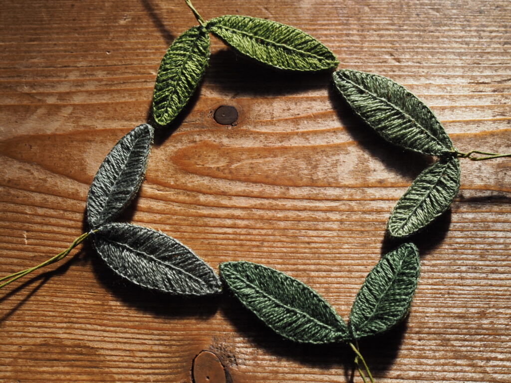 leaf刺繍が輪を作る。