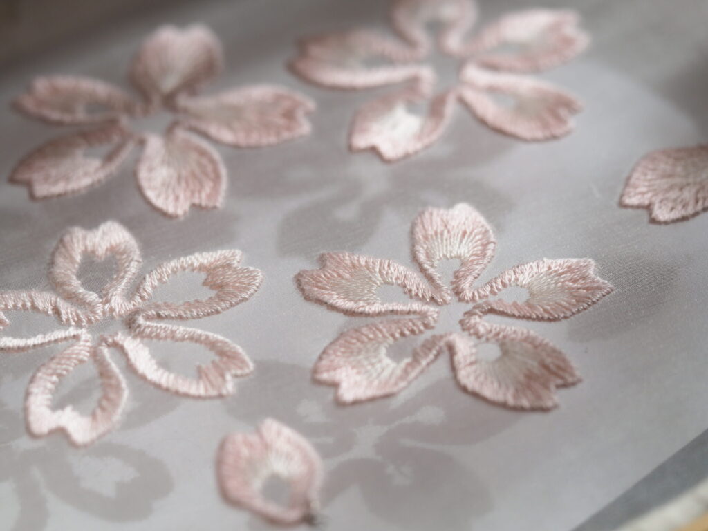 sakuraの刺繍中。
