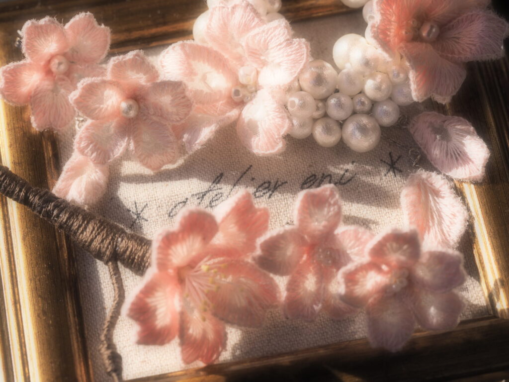 sakuraを∗atelier eni∗額に集めた、夕暮れの光の中で。