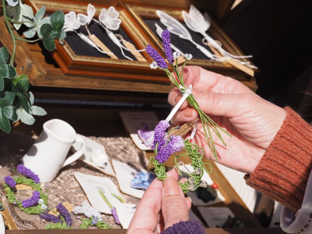 マルシェにて、lavenderブローチを悩まれる、お客様の手元。