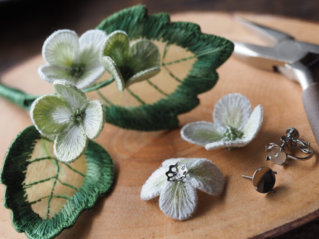 アナベルのお仕立て中。
ブローチと耳飾りに。