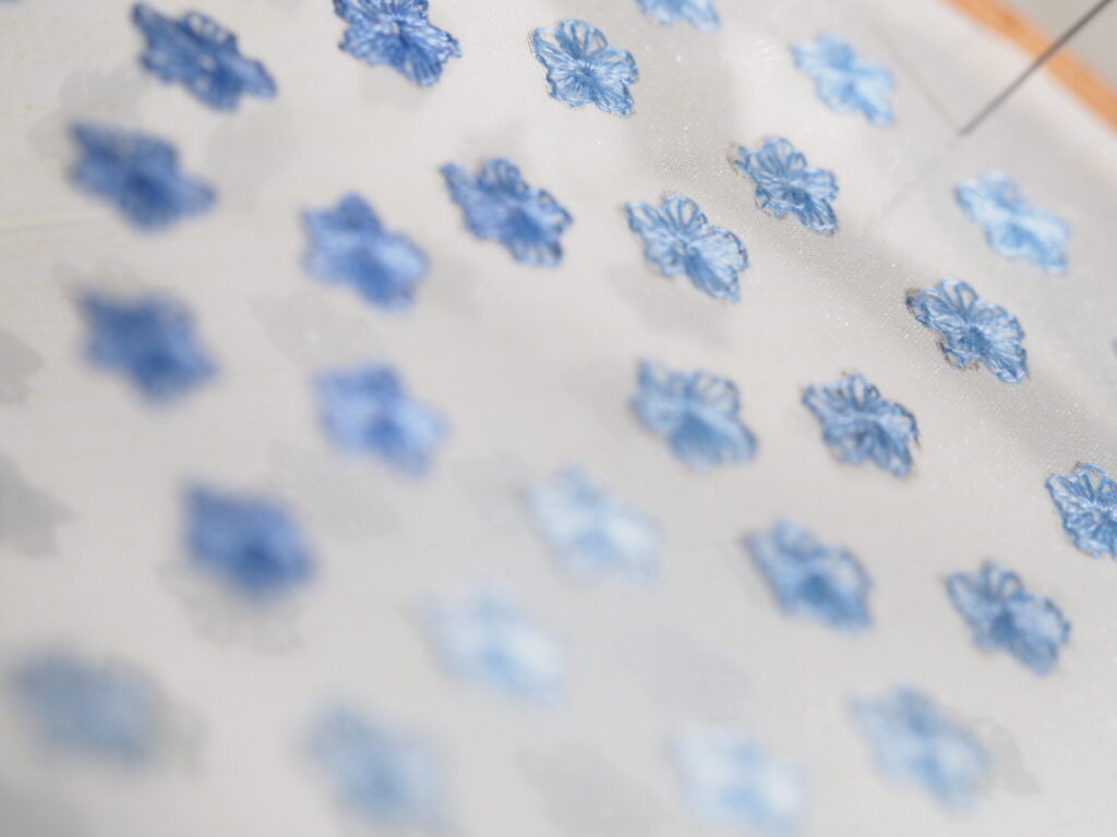 勿忘草の刺繍中。