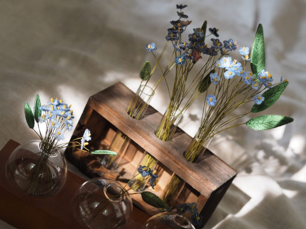 試験管に並ぶ勿忘草。