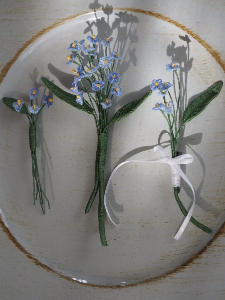 並ぶ勿忘草ブローチ。