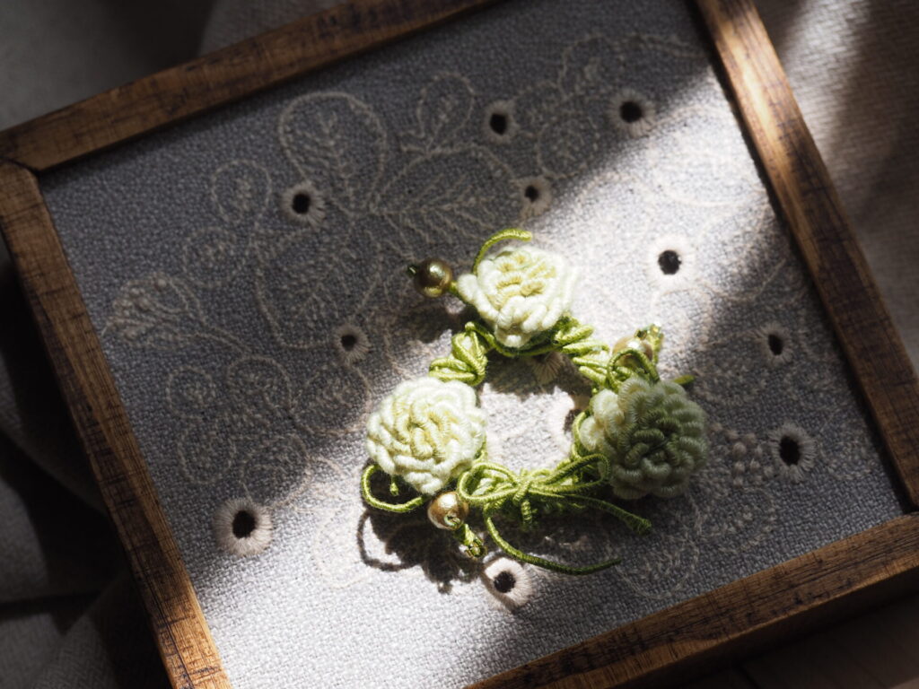 ミナペルホネンパネルとクローバーブローチに差し込む光。