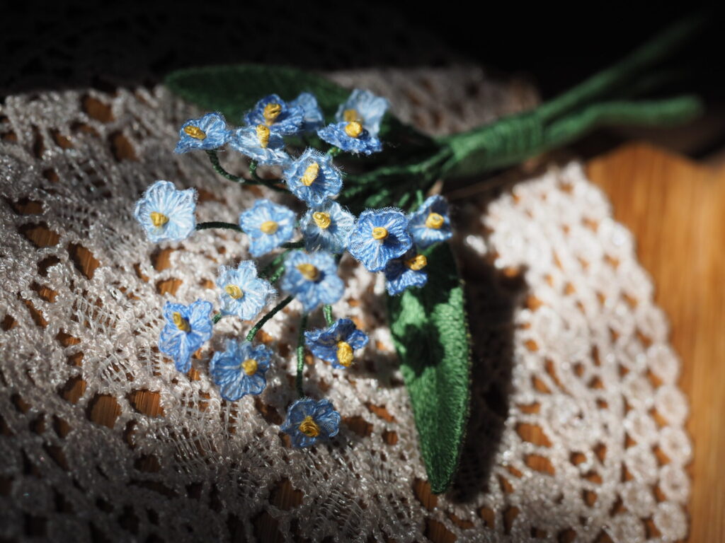 風に揺れる陽だまりを受け取る、勿忘草。