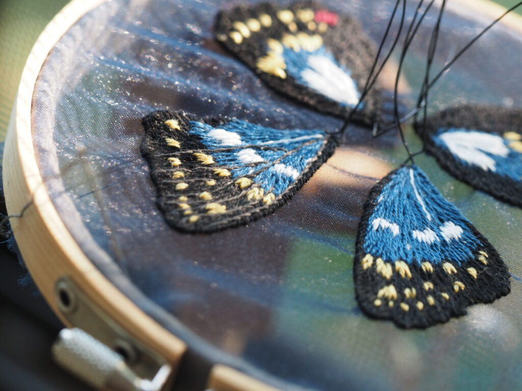 オオムラサキの刺繍中。