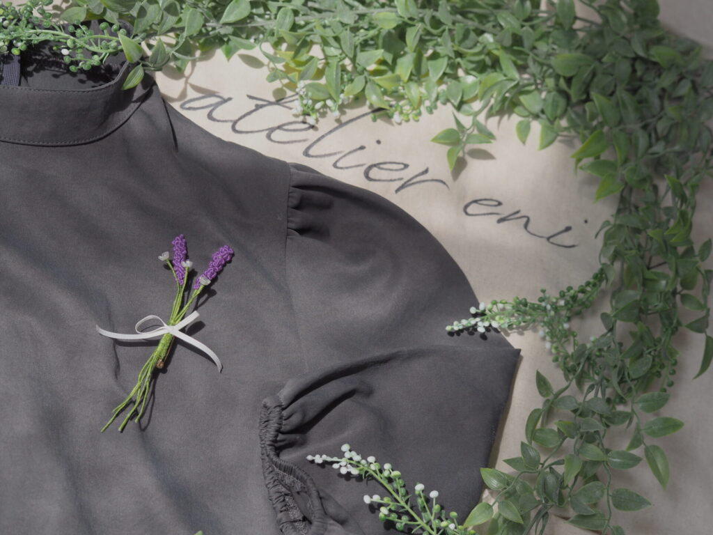 lavenderブーケブローチの着用イメージ画像。