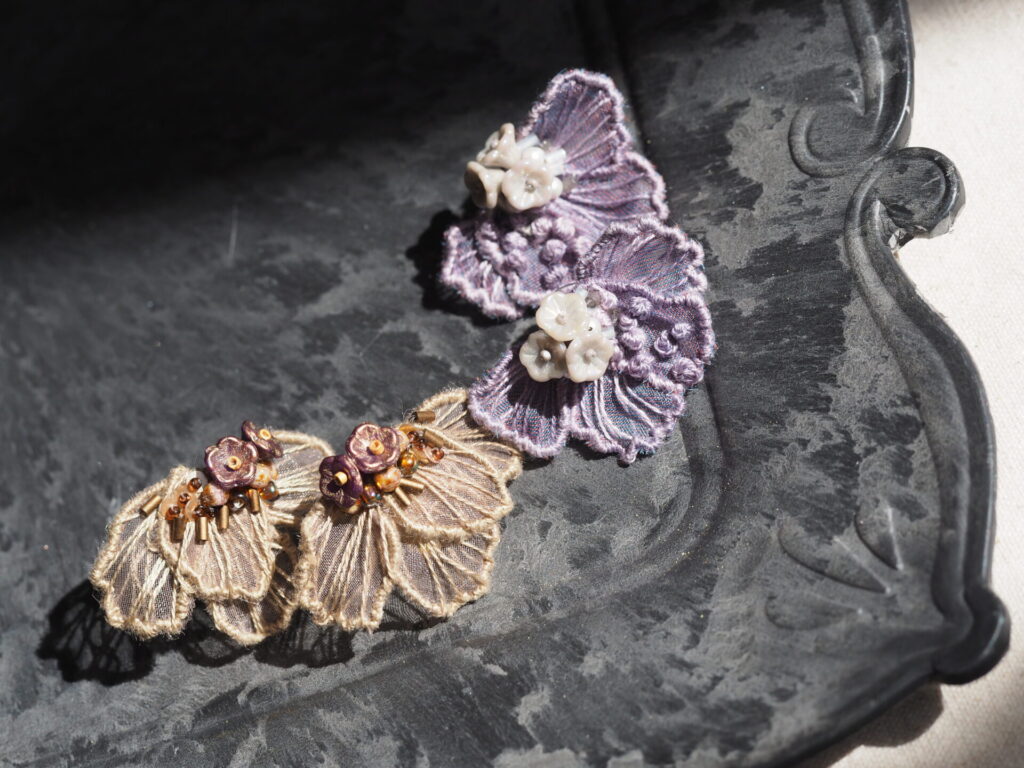 ブラックプレートの上で陽の光を浴びるojigihana。