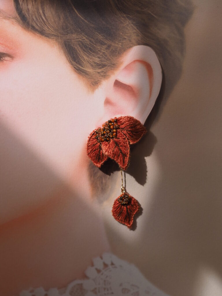 tsuki no ha"mangetsu"。アシンメトリーな揺れるデザイン。