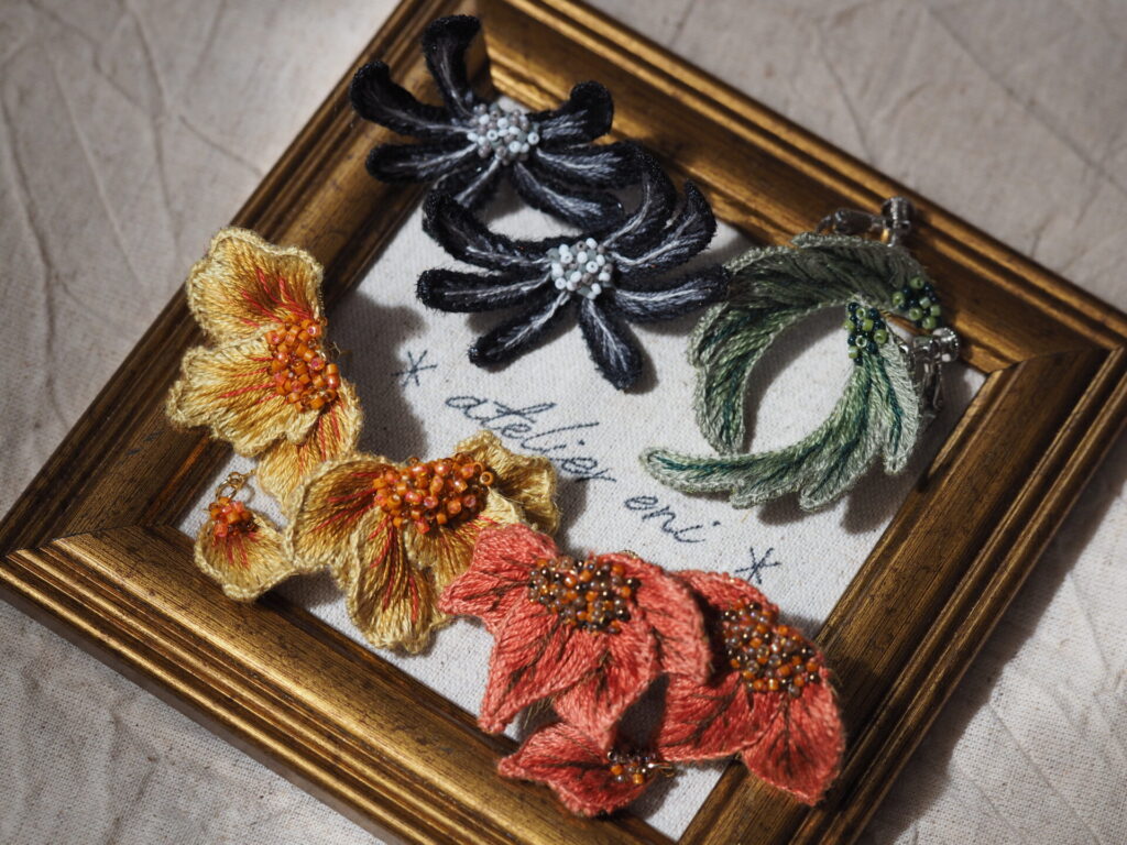 "tsuhi no..."シリーズ。それぞれの物語を抱いた、お月さまモチーフの耳飾り。