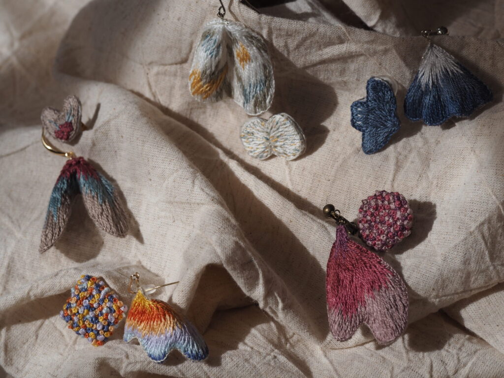 リネン生地の上に、ふわりと浮かぶmotifeni。