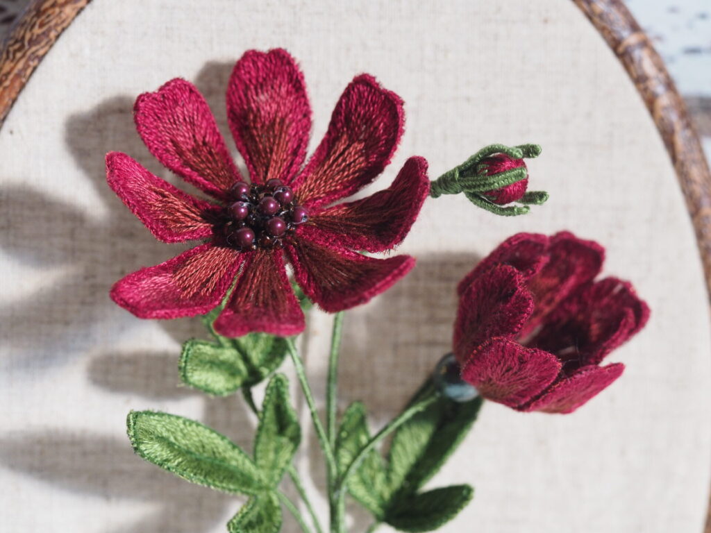 chocolate cosmosのブーケブローチ。刺繍枠に飾って。