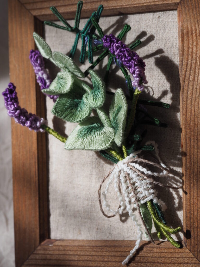 ハーブブーケブローチをリネンを張ったフレームに。