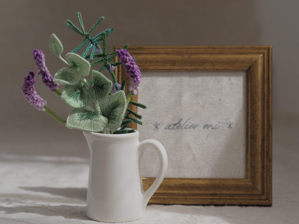 ハーブブーケのブローチを小さな一輪挿しに飾って。