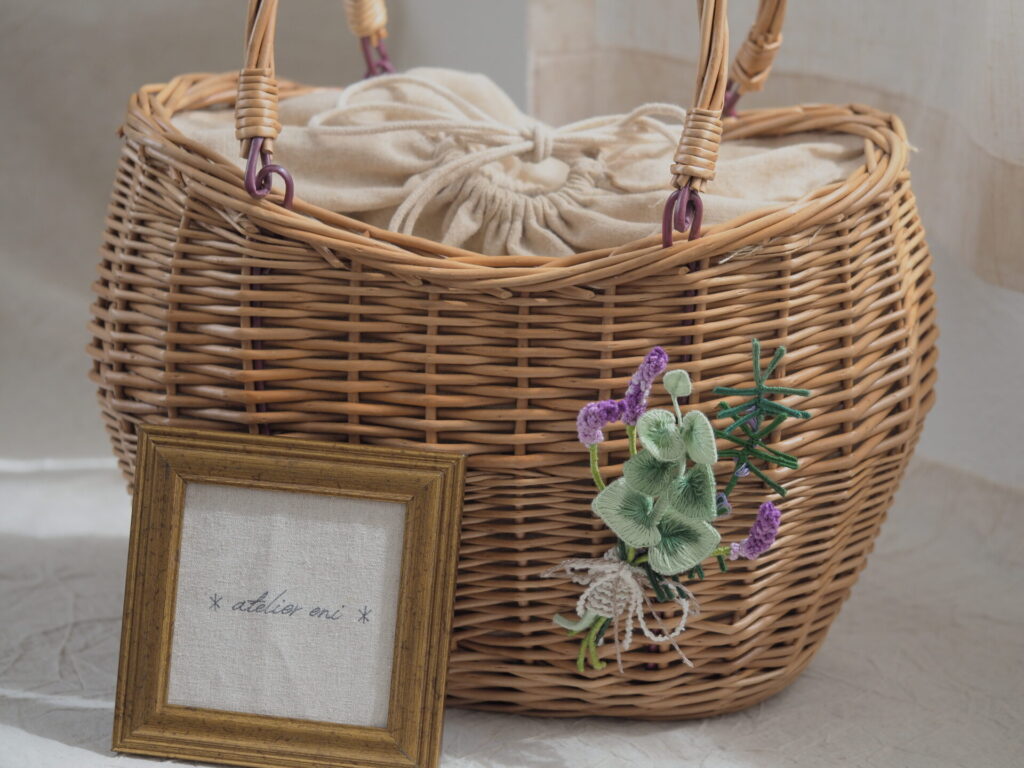 カゴバッグにブーケブローチをあしらったイメージ。