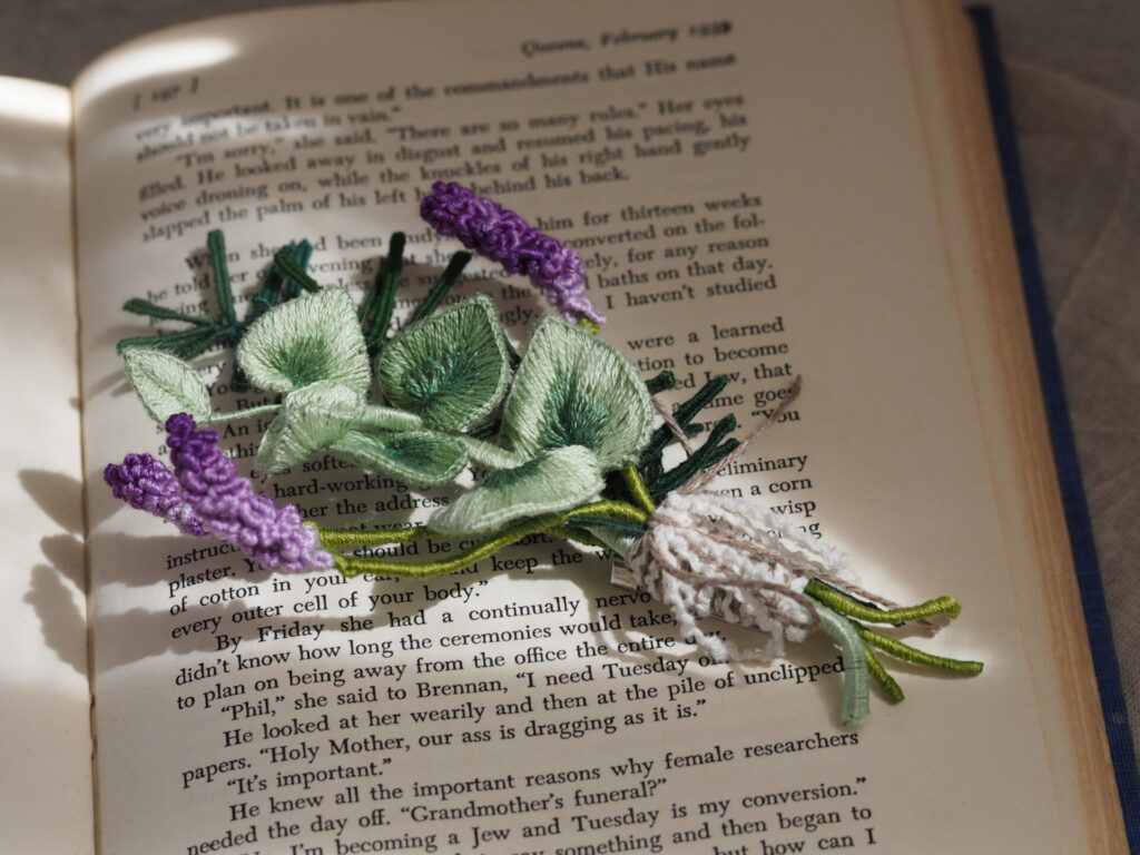 ハーブブーケブローチ×英字古書。