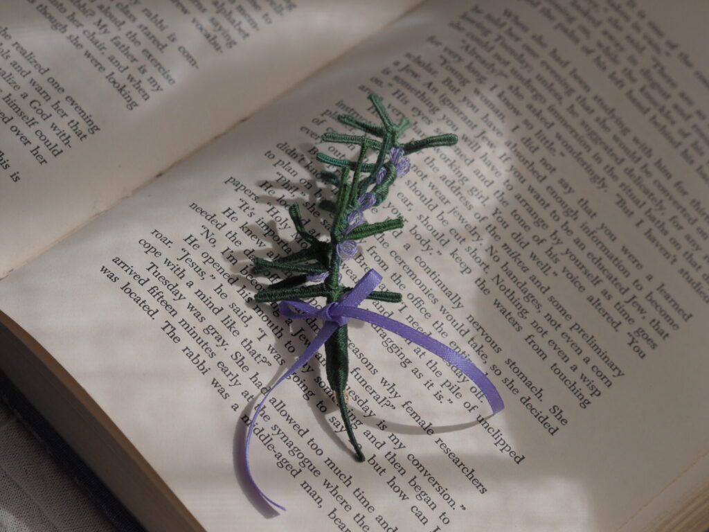 ローズマリーブローチ×英字古書。