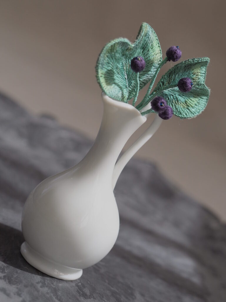 ユーカリハットピンを一輪挿しに飾って。