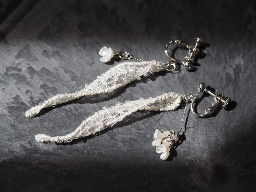 koto no ha-gin-。光を受け取りながらねじれた、言葉モチーフの耳飾り。