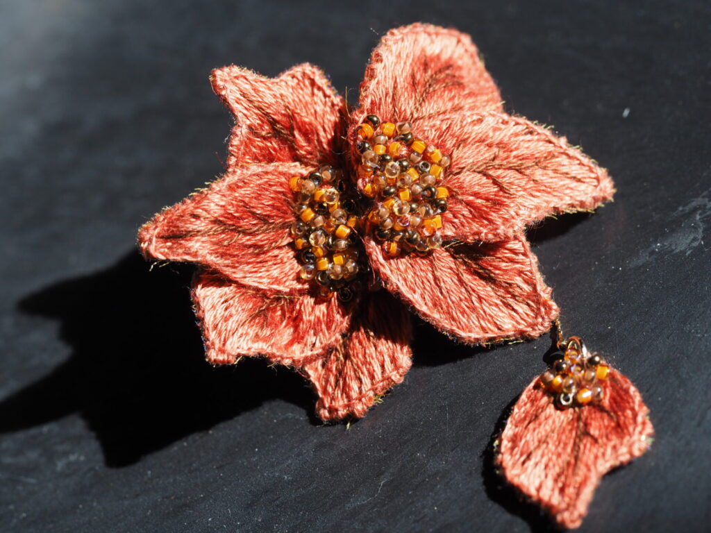 mangetsu no haが光に浮かぶ。