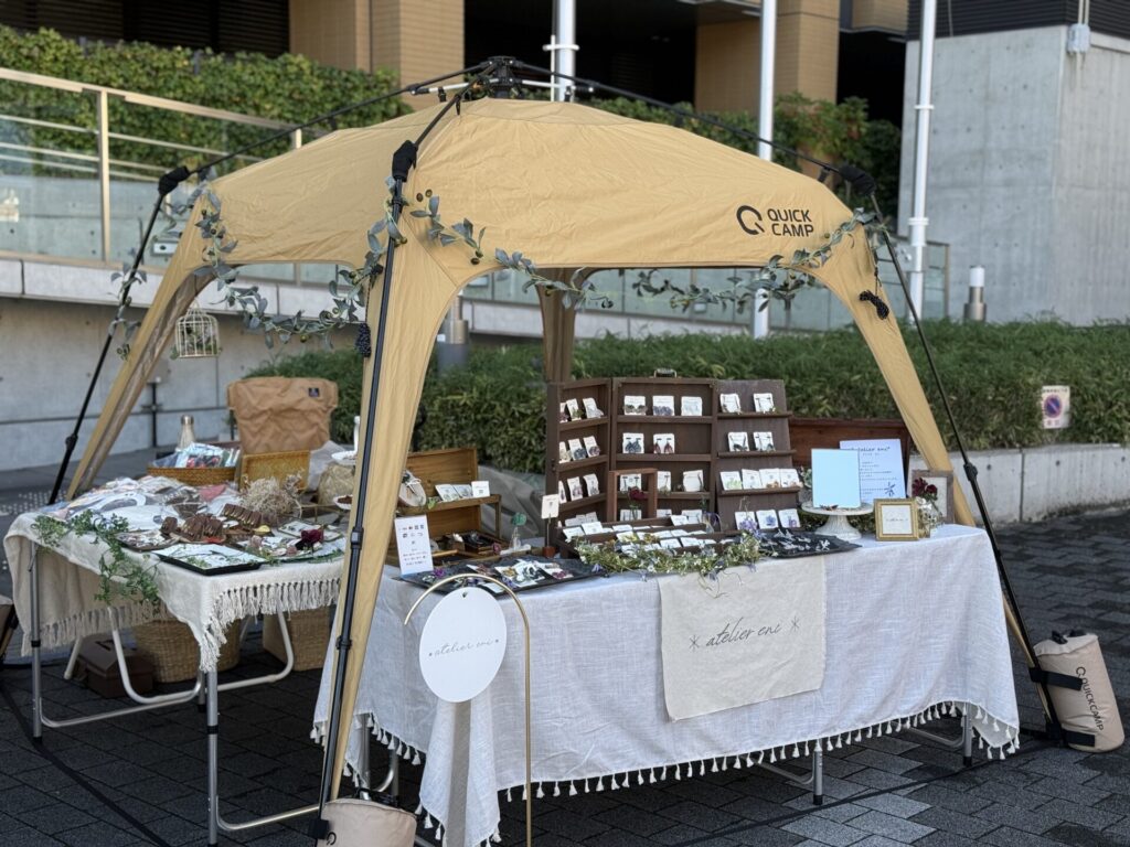 タープを張ったマルシェ。