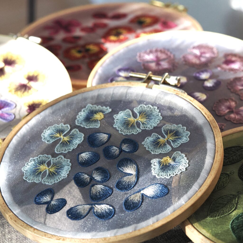 平面に浮かぶvioleni。