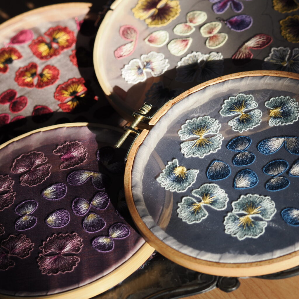 平面に艶めくvioleniたち。