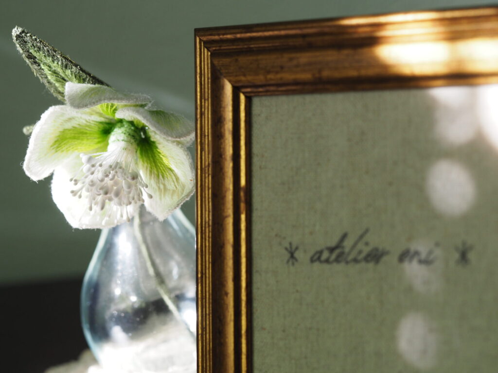 ∗atelier eni∗額とクリスマスローズ。